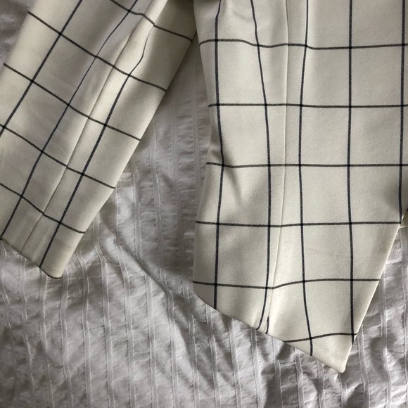 Amanda & Chelsea Cropped Plaid Blazer - Picture 3 of 4